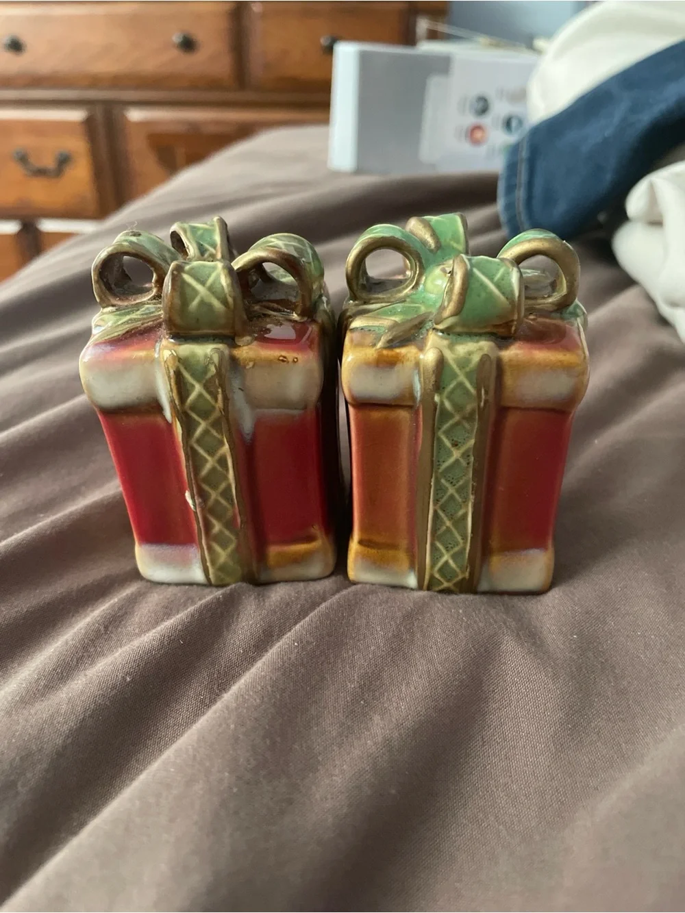 Holiday Ceramic Present Salt and Pepper Shakers Red , Green & Gold